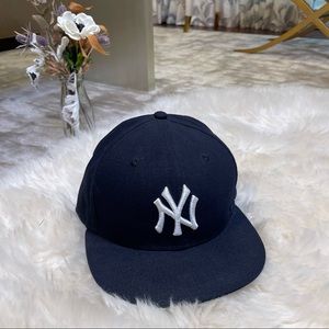 🧢LIKE NEW✨New Era New York Yankees Navy & White Fitted Hat 7 1/8 inches 🧢